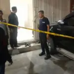 Petugas memasang Police Line di kediaman AS yang diduga dibunuh di Palupi, Minggu (19/10/2025) malam. (© Humas Polresta Palu)