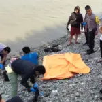 Petugas mengidentifikasi mayat yang ditemukan warga di pinggir sungai sekitar jalan Raja Maili, Palu, Kamis (2/10/2025). (© Humas Polresta Palu)