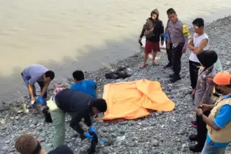 Petugas mengidentifikasi mayat yang ditemukan warga di pinggir sungai sekitar jalan Raja Maili, Palu, Kamis (2/10/2025). (© Humas Polresta Palu)