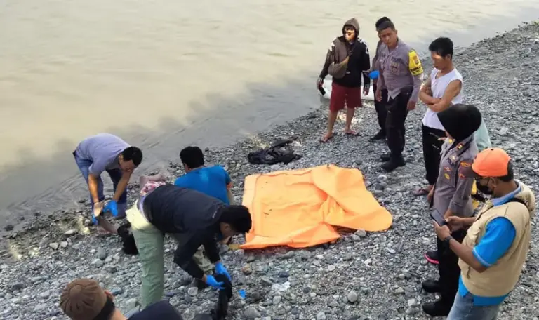 Petugas mengidentifikasi mayat yang ditemukan warga di pinggir sungai sekitar jalan Raja Maili, Palu, Kamis (2/10/2025). (© Humas Polresta Palu)