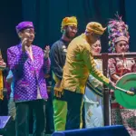 Gubernur Sulteng Anwar Hafid memukul gong menandai pembukaan Posalia Kampung Lere 2025 di kawasan cagar budaya Banua Oge Palu, Kamis (30/10/2025). (©bmzIMAGES/Basri Marzuki)