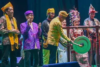 Gubernur Sulteng Anwar Hafid memukul gong menandai pembukaan Posalia Kampung Lere 2025 di kawasan cagar budaya Banua Oge Palu, Kamis (30/10/2025). (©bmzIMAGES/Basri Marzuki)