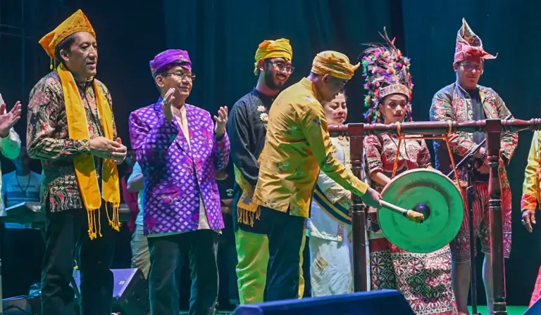 Gubernur Sulteng Anwar Hafid memukul gong menandai pembukaan Posalia Kampung Lere 2025 di kawasan cagar budaya Banua Oge Palu, Kamis (30/10/2025). (©bmzIMAGES/Basri Marzuki)