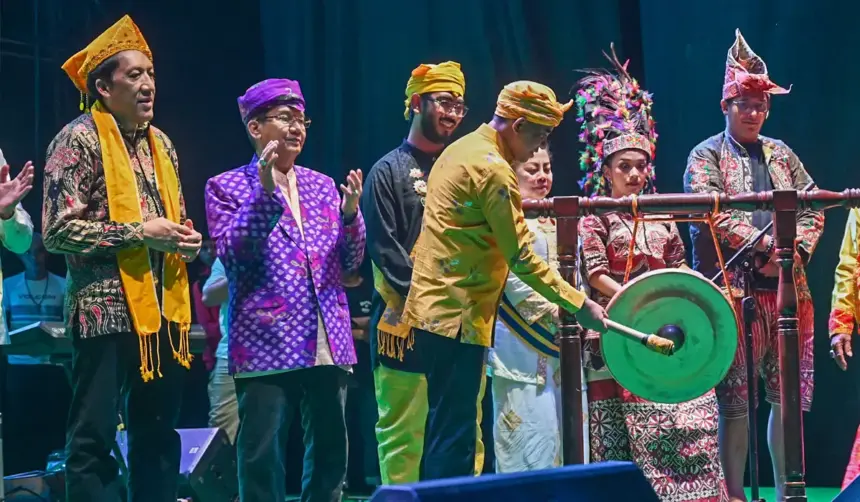 Gubernur Sulteng Anwar Hafid memukul gong menandai pembukaan Posalia Kampung Lere 2025 di kawasan cagar budaya Banua Oge Palu, Kamis (30/10/2025). (©bmzIMAGES/Basri Marzuki)