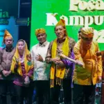 Gubernur Sulteng Anwar Hafid memukul gong menandai pembukaan Posalia Kampung Lere 2025 di kawasan cagar budaya Banua Oge Palu, Kamis (30/10/2025). (©Prokopim Setda Kota Palu/Jufri)