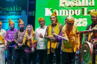 Gubernur Sulteng Anwar Hafid memukul gong menandai pembukaan Posalia Kampung Lere 2025 di kawasan cagar budaya Banua Oge Palu, Kamis (30/10/2025). (©Prokopim Setda Kota Palu/Jufri)