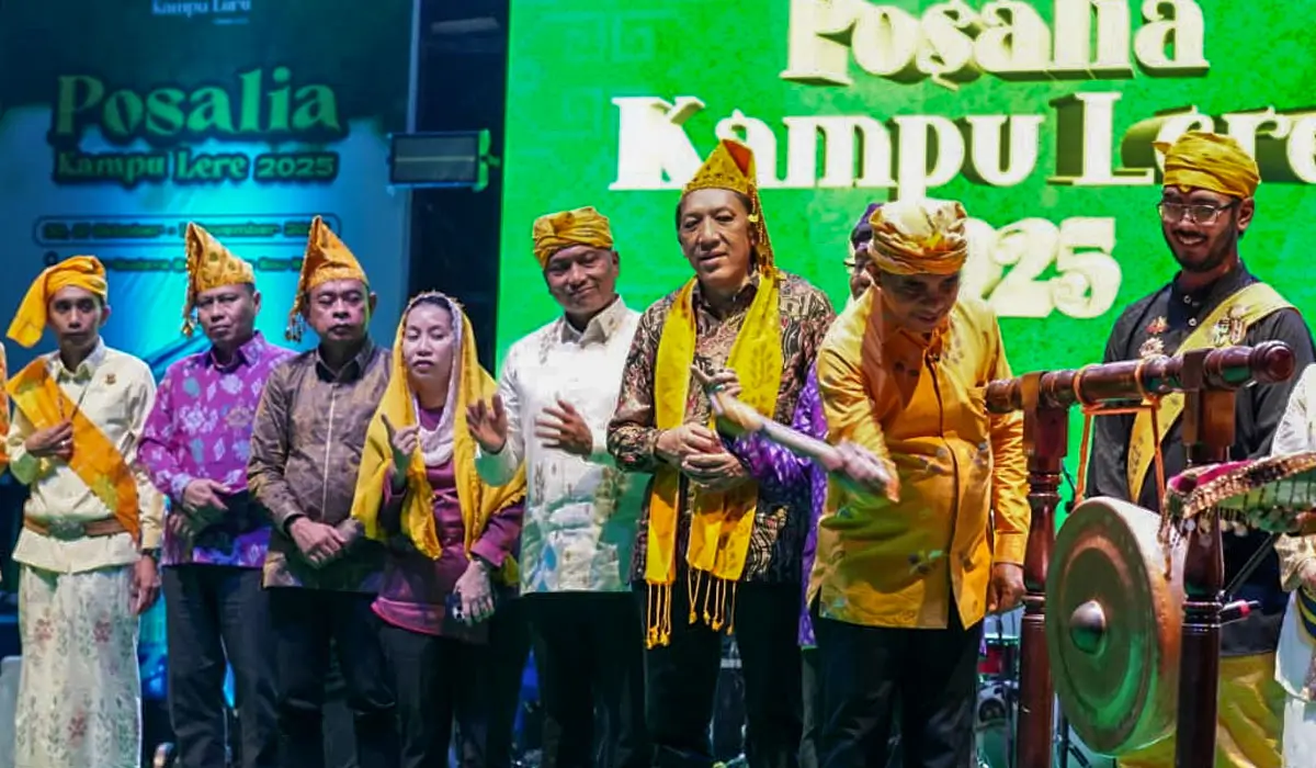 Gubernur Sulteng Anwar Hafid memukul gong menandai pembukaan Posalia Kampung Lere 2025 di kawasan cagar budaya Banua Oge Palu, Kamis (30/10/2025). (©Prokopim Setda Kota Palu/Jufri)