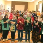 Foto bersama usai pembukaan FGD implementasi Perda 10/2023 di Palu, Kamis (16/10/2025). (© Yayasan Sikola Mombine).