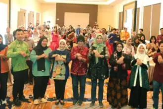Foto bersama usai pembukaan FGD implementasi Perda 10/2023 di Palu, Kamis (16/10/2025). (© Yayasan Sikola Mombine).