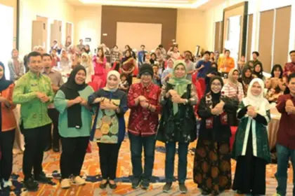 Foto bersama usai pembukaan FGD implementasi Perda 10/2023 di Palu, Kamis (16/10/2025). (© Yayasan Sikola Mombine).