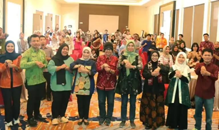 Foto bersama usai pembukaan FGD implementasi Perda 10/2023 di Palu, Kamis (16/10/2025). (© Yayasan Sikola Mombine).