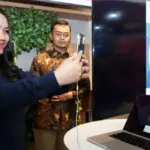Petugas mendemonstrasikan registrasi biometrik pelanggan jasa telekmonikasi oleh Tekomsel dan Komdigi di Jakarta, Senin (7/10/2025). (© Telkomsel)