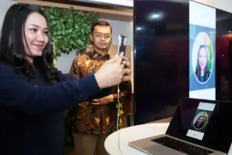 Petugas mendemonstrasikan registrasi biometrik pelanggan jasa telekmonikasi oleh Tekomsel dan Komdigi di Jakarta, Senin (7/10/2025). (© Telkomsel)