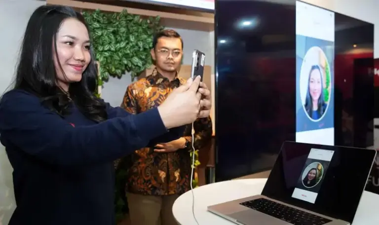 Petugas mendemonstrasikan registrasi biometrik pelanggan jasa telekmonikasi oleh Tekomsel dan Komdigi di Jakarta, Senin (7/10/2025). (© Telkomsel)