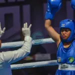 Wasit memberikan hitungan kepada Daniela Flavia pad apertandingan babak final kelas 49 Kg Putri Kejurnas Tinju Amatir 2025 di JCC Palu, Senin (27/10/2025). (©bmzIMAGES/Basri Marzuki)