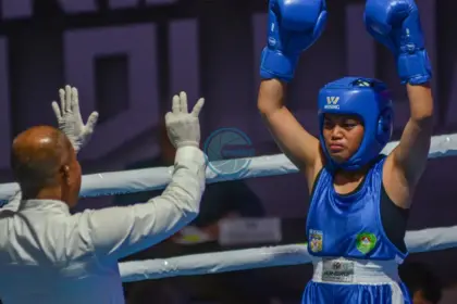 Wasit memberikan hitungan kepada Daniela Flavia pad apertandingan babak final kelas 49 Kg Putri Kejurnas Tinju Amatir 2025 di JCC Palu, Senin (27/10/2025). (©bmzIMAGES/Basri Marzuki)