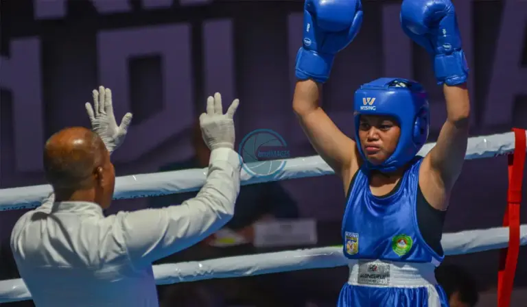 Wasit memberikan hitungan kepada Daniela Flavia pad apertandingan babak final kelas 49 Kg Putri Kejurnas Tinju Amatir 2025 di JCC Palu, Senin (27/10/2025). (©bmzIMAGES/Basri Marzuki)