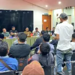 Warga mengikuti dialog terbuka dengan PT Vale Indonesia dimediasi Bupati Luwu Timur soal dampak kebocoran pipa minyak di Luwu Timur, Senin (27/10/2025). (©PT Vale Indonesia)