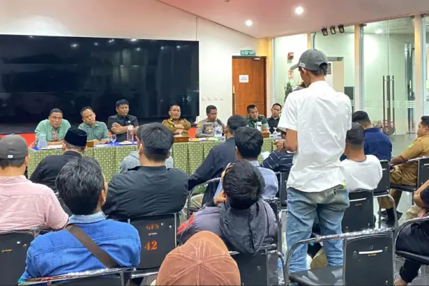 Warga mengikuti dialog terbuka dengan PT Vale Indonesia dimediasi Bupati Luwu Timur soal dampak kebocoran pipa minyak di Luwu Timur, Senin (27/10/2025). (©PT Vale Indonesia)