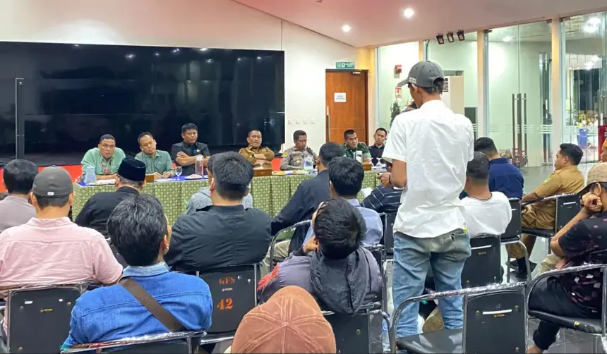 Warga mengikuti dialog terbuka dengan PT Vale Indonesia dimediasi Bupati Luwu Timur soal dampak kebocoran pipa minyak di Luwu Timur, Senin (27/10/2025). (©PT Vale Indonesia)