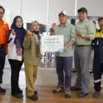 Penyerahan donasi buku PT Vale Indonesia ke kepada pengelola Perpustakaan Jendela Dunia Desa Tokalimbo, Senin (20/10/2025) di kantor GFS, Sorowako, Luwu Timur, Sulawesi Selatan. (© PT Vale Idonesia)