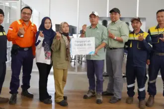Penyerahan donasi buku PT Vale Indonesia ke kepada pengelola Perpustakaan Jendela Dunia Desa Tokalimbo, Senin (20/10/2025) di kantor GFS, Sorowako, Luwu Timur, Sulawesi Selatan. (© PT Vale Idonesia)