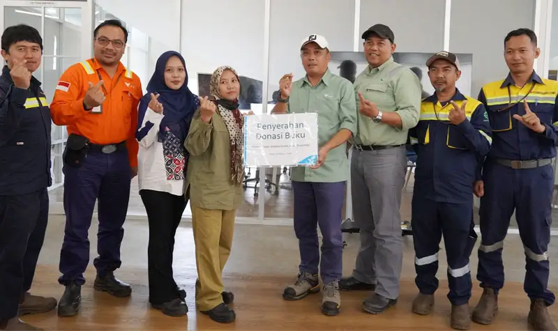 Penyerahan donasi buku PT Vale Indonesia ke kepada pengelola Perpustakaan Jendela Dunia Desa Tokalimbo, Senin (20/10/2025) di kantor GFS, Sorowako, Luwu Timur, Sulawesi Selatan. (© PT Vale Idonesia)