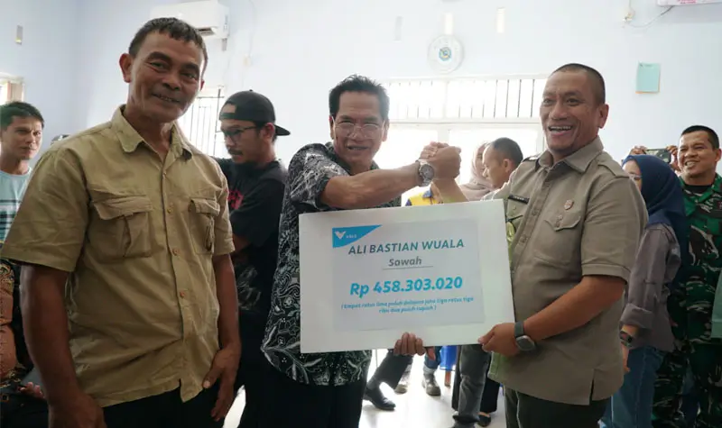 Bupati Luwu Timur Irwan Bachri Syam (kanan) menyerahkan kompensasi dampak kebocoran pipa PT Vale kepada perwakilan warga di Towuti, Luwu Timur, Kamis (2/10/2025). (© PT Vale Indonesia)