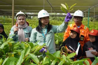 Petugas Nursery & Rehabilitation PT Vale Indonesia memberikan penjelasan tentang Taman Kehati kepada para pelajar dalam kunjungan edukasi lingkungan di Sorowako, Luwu TImur, Sulse, Jumat (3/10/2025). (© PT Vale Indonesia)