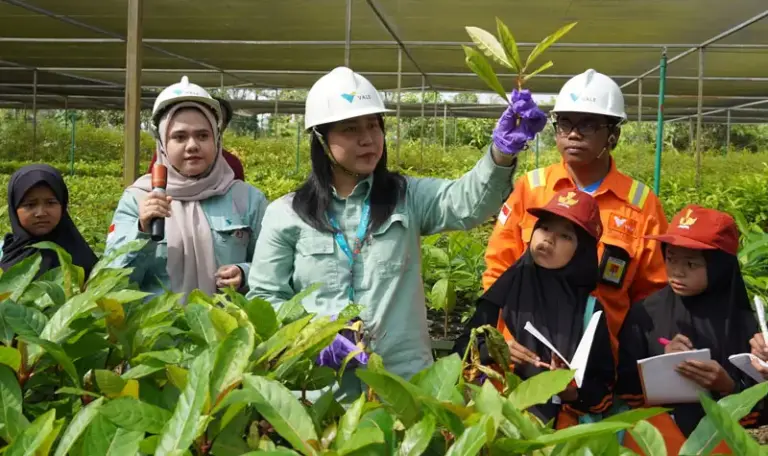 Petugas Nursery & Rehabilitation PT Vale Indonesia memberikan penjelasan tentang Taman Kehati kepada para pelajar dalam kunjungan edukasi lingkungan di Sorowako, Luwu TImur, Sulse, Jumat (3/10/2025). (© PT Vale Indonesia)