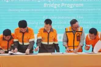 Penandantangan kerjasama strategis antara PT Vale Indonesia dan Huayou di Kolaka, Rabu (8/10/2025). (© Pt Vale Indonesia)