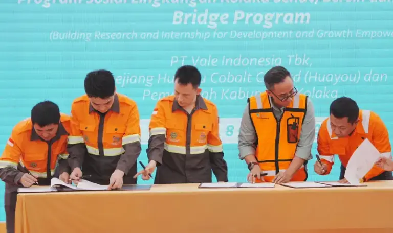 Penandantangan kerjasama strategis antara PT Vale Indonesia dan Huayou di Kolaka, Rabu (8/10/2025). (© Pt Vale Indonesia)