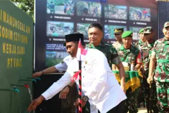 Pangdam XXIII/Palaka Wira Mayjen TNI Jonathan Binsar Parluhutan Sianipar pada persemian program manunggal Air kerjasama denganPt Vale di Morowali, Rabu (1/10/2025). (© Pt Vale Indoensia)