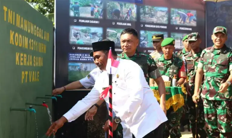 Pangdam XXIII/Palaka Wira Mayjen TNI Jonathan Binsar Parluhutan Sianipar pada persemian program manunggal Air kerjasama denganPt Vale di Morowali, Rabu (1/10/2025). (© Pt Vale Indoensia)