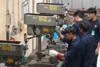 Sejumlah peserta melaksanakan praktik pada pelatihan vokasional yang digelar PT Vale Indonesia di Luwu Ti,ur, Sulsel, Rabu (1/10/2025). (© Pt Vale Indonesia)