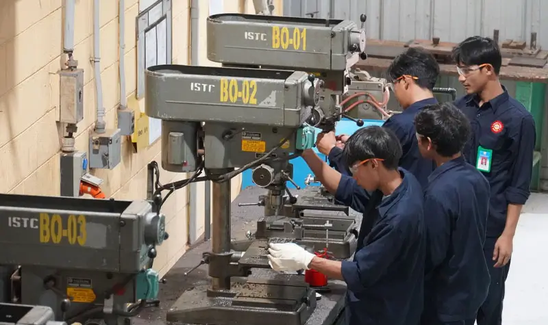 Sejumlah peserta melaksanakan praktik pada pelatihan vokasional yang digelar PT Vale Indonesia di Luwu Ti,ur, Sulsel, Rabu (1/10/2025). (© Pt Vale Indonesia)