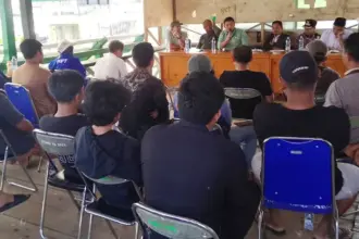 Sosialisasi penyaluran dana kompensasi dampak kebocoran pipa minyak PT Vale di salah satu desa. (©PT Vale Indonesia)