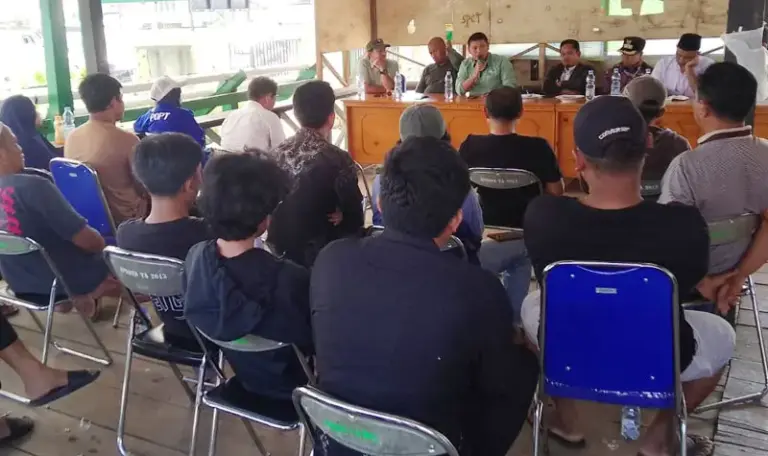 Sosialisasi penyaluran dana kompensasi dampak kebocoran pipa minyak PT Vale di salah satu desa. (©PT Vale Indonesia)