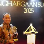 Budiawansyah, Chief Sustainability & Corporate Affairs Officer PT Vale menunjukkan trophy Subroto Award 2025. (©PT Vale Indoensia)