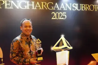 Budiawansyah, Chief Sustainability & Corporate Affairs Officer PT Vale menunjukkan trophy Subroto Award 2025. (©PT Vale Indoensia)