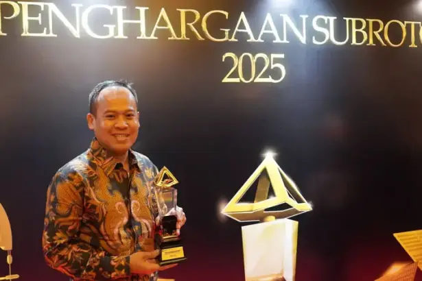 Budiawansyah, Chief Sustainability & Corporate Affairs Officer PT Vale menunjukkan trophy Subroto Award 2025. (©PT Vale Indoensia)