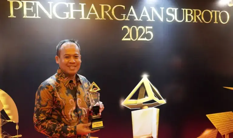 Budiawansyah, Chief Sustainability & Corporate Affairs Officer PT Vale menunjukkan trophy Subroto Award 2025. (©PT Vale Indoensia)