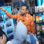Gubernur Sulsel, Andi Sudirman Sulaiman memperhatikan aneka produk UMKM binaan PT Vale Indonesia pada Sulsel UMKM Expo Andalan Hati di Makasar, Jumat (17/10/2025). (© PT Vale Indonesia)