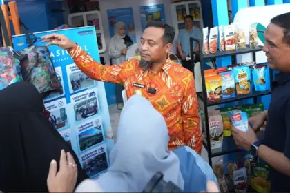Gubernur Sulsel, Andi Sudirman Sulaiman memperhatikan aneka produk UMKM binaan PT Vale Indonesia pada Sulsel UMKM Expo Andalan Hati di Makasar, Jumat (17/10/2025). (© PT Vale Indonesia)
