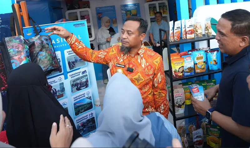 Gubernur Sulsel, Andi Sudirman Sulaiman memperhatikan aneka produk UMKM binaan PT Vale Indonesia pada Sulsel UMKM Expo Andalan Hati di Makasar, Jumat (17/10/2025). (© PT Vale Indonesia)