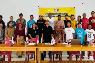 Foto bersama perempuan adat Taa Wana pada Pendidikan Hukum Kritis di Morut, Sabtu (15/11/2025). (©AMAN)