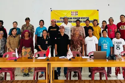 Foto bersama perempuan adat Taa Wana pada Pendidikan Hukum Kritis di Morut, Sabtu (15/11/2025). (©AMAN)