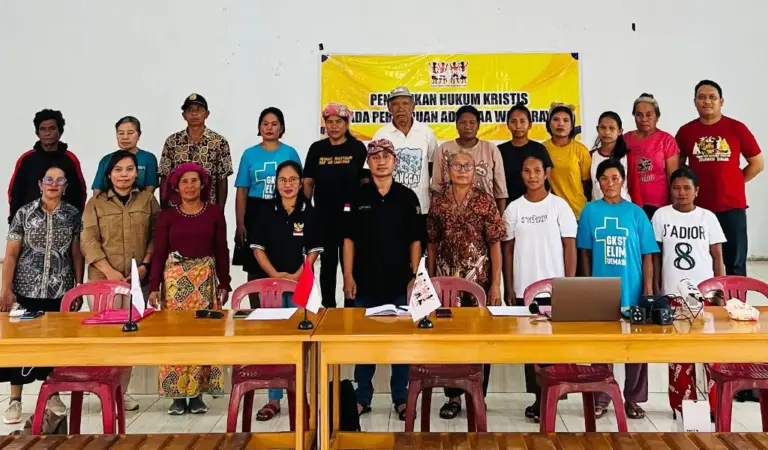 Foto bersama perempuan adat Taa Wana pada Pendidikan Hukum Kritis di Morut, Sabtu (15/11/2025). (©AMAN)