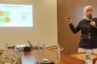 Pemimpin Wilayah BEI Sulteng, Putri Irnawati memaparkan kinerja BEI SUlteng pad aMedia Gathering di Palu, Kamis (27/11/2025). (©bmzIMAGES/Basri Marzuki)