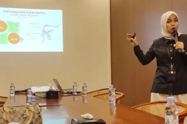 Pemimpin Wilayah BEI Sulteng, Putri Irnawati memaparkan kinerja BEI SUlteng pad aMedia Gathering di Palu, Kamis (27/11/2025). (©bmzIMAGES/Basri Marzuki)